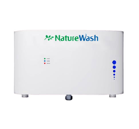 Un dispositivo de lavado natural está sobre una superficie blanca.