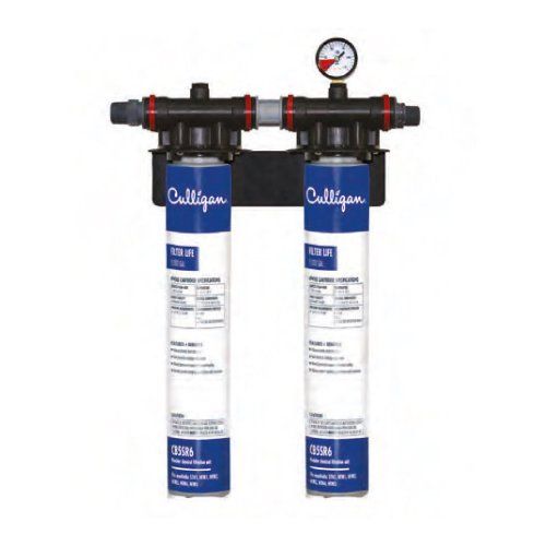 Un filtro de agua Calligen con dos cartuchos y un manómetro.