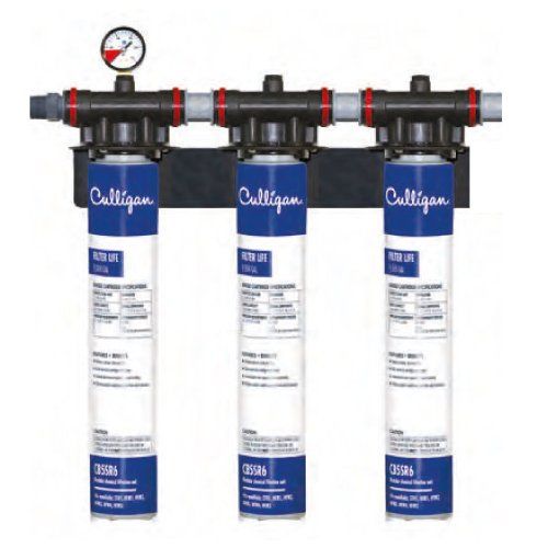 Tres latas de filtro de agua Culligan con un medidor en la parte superior