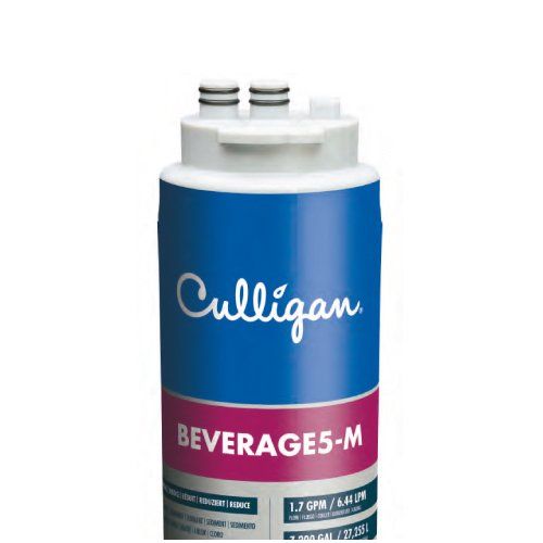 Una botella de bebidas Culligan-M sobre un fondo blanco.