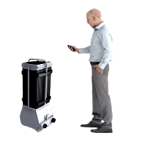 Un hombre está de pie junto a un robot y sostiene un teléfono celular.