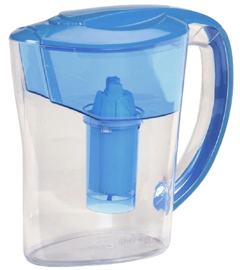 Una jarra azul con un filtro azul dentro