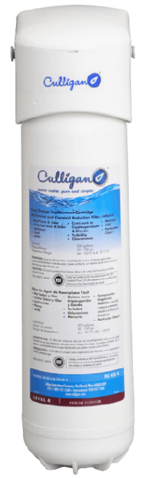 Una botella blanca con una etiqueta azul.