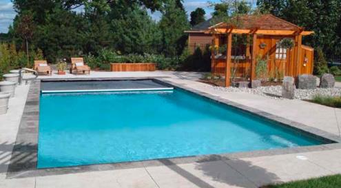 Una gran piscina con un cenador al fondo.