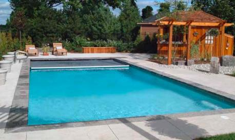 Una gran piscina está rodeada de sillas y un cenador.