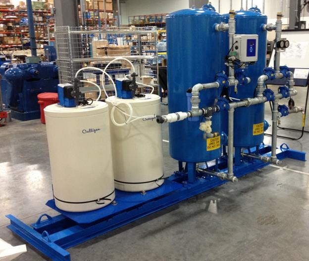 Una fila de camisetas azules y blancas con la palabra