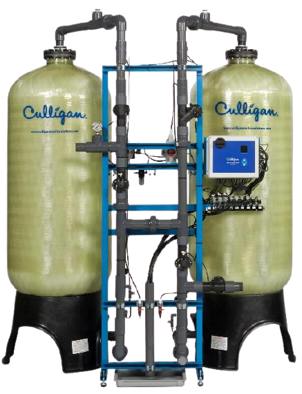 Dos tanques Culligan están uno al lado del otro.