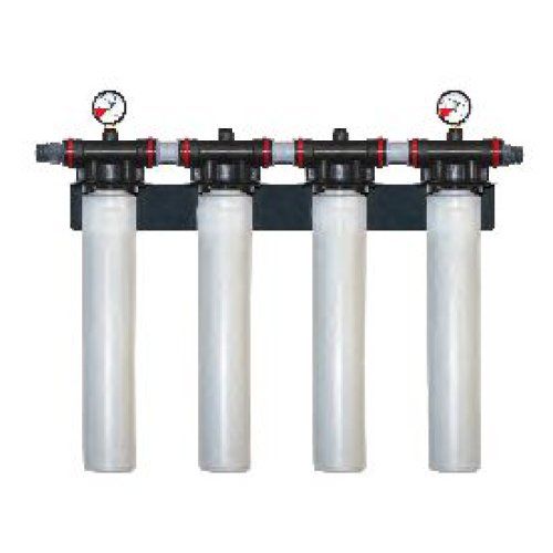 Un filtro de agua con cuatro tubos y dos medidores conectados a él.