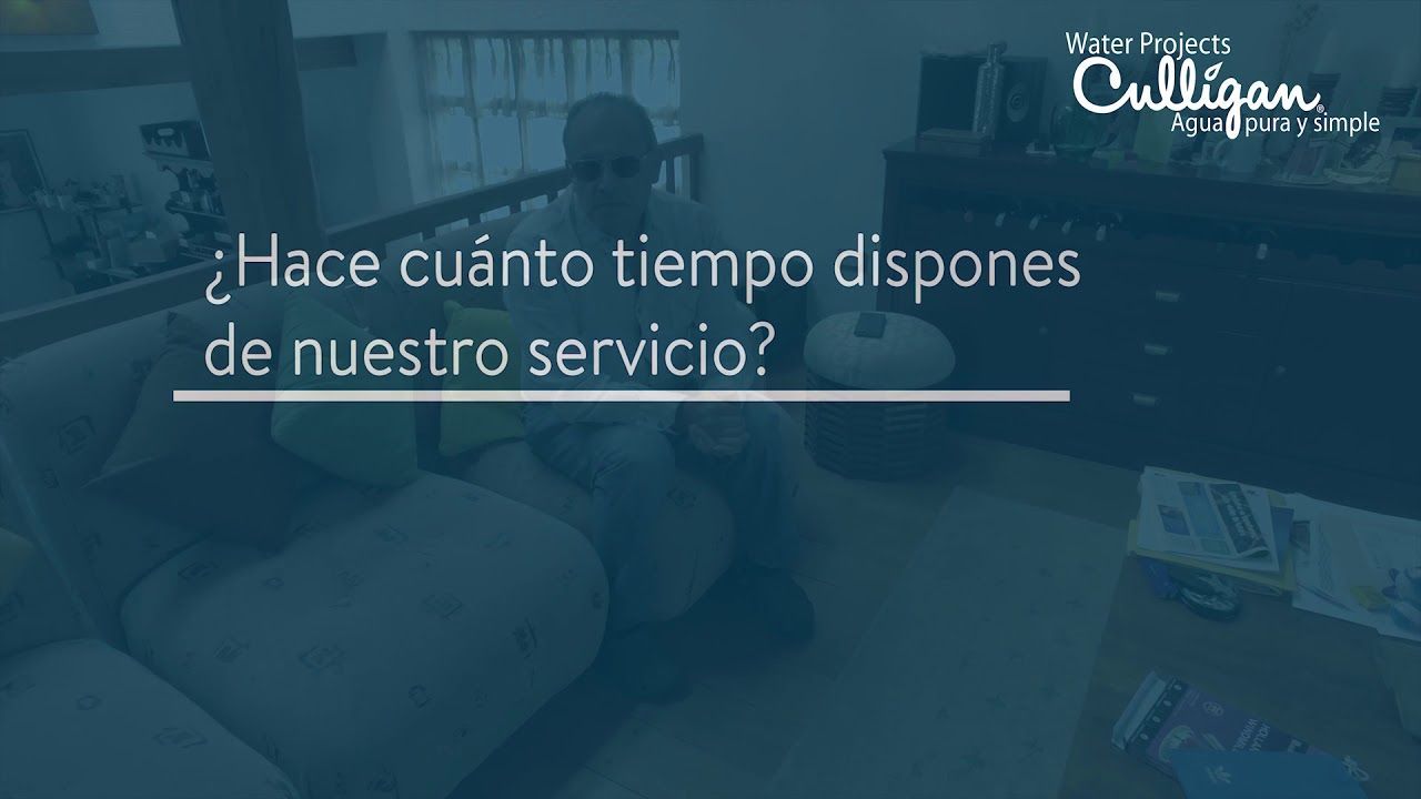 A man is sitting on a couch with the words hace cuanto tiempo dispones de nuestro servicio