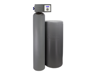 Un suavizador de agua está sentado al lado de un tanque de agua sobre un fondo blanco.