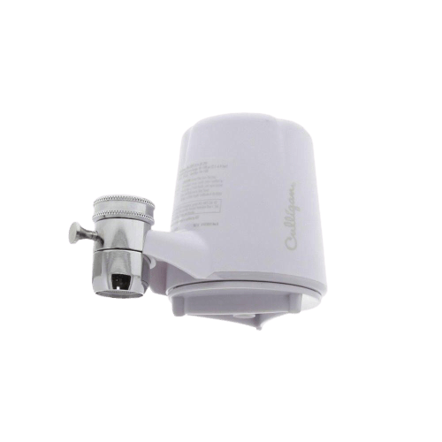 Un filtro de agua blanca está conectado a un grifo.