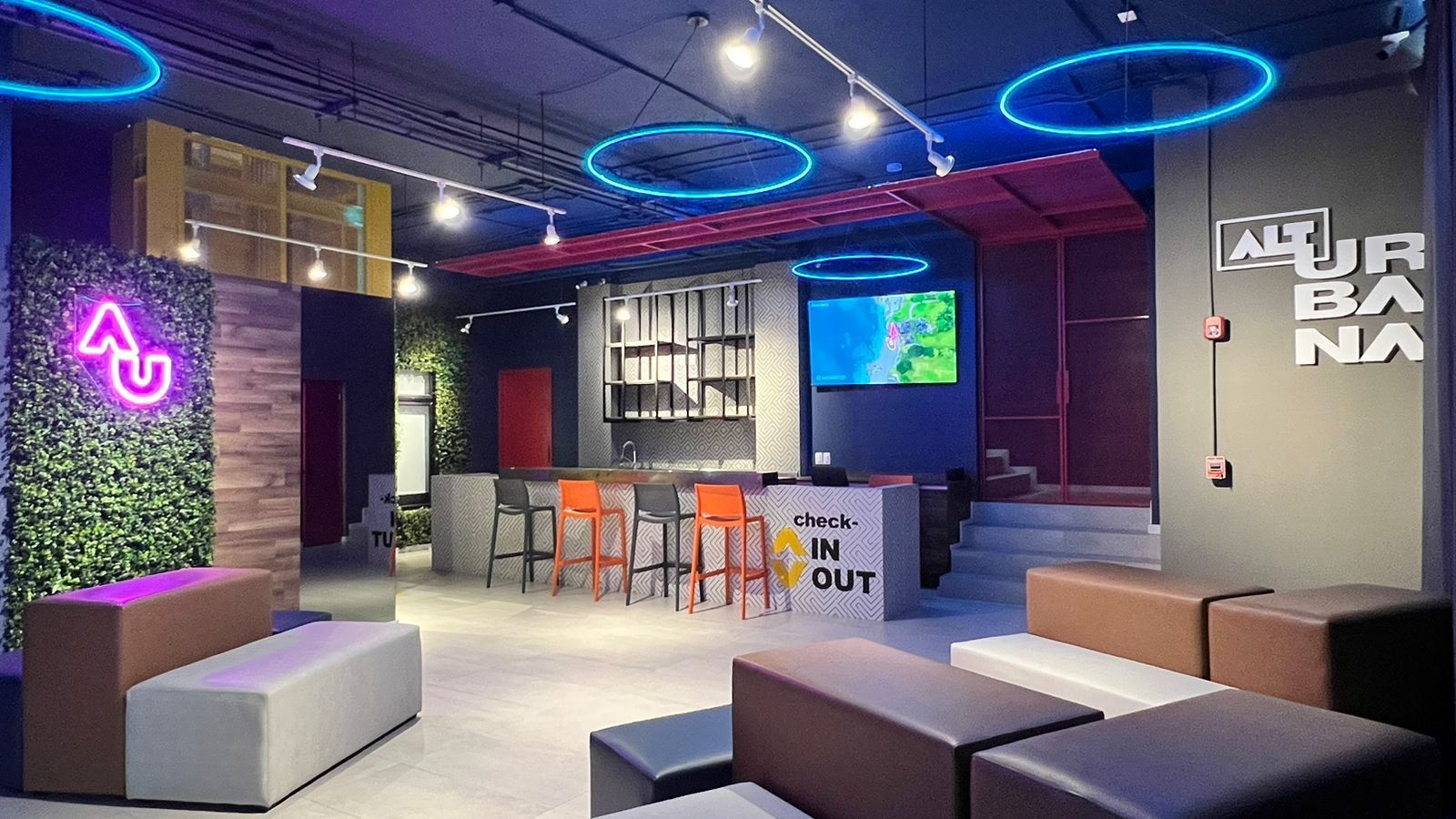 Una habitación grande con muchos muebles y luces de neón.