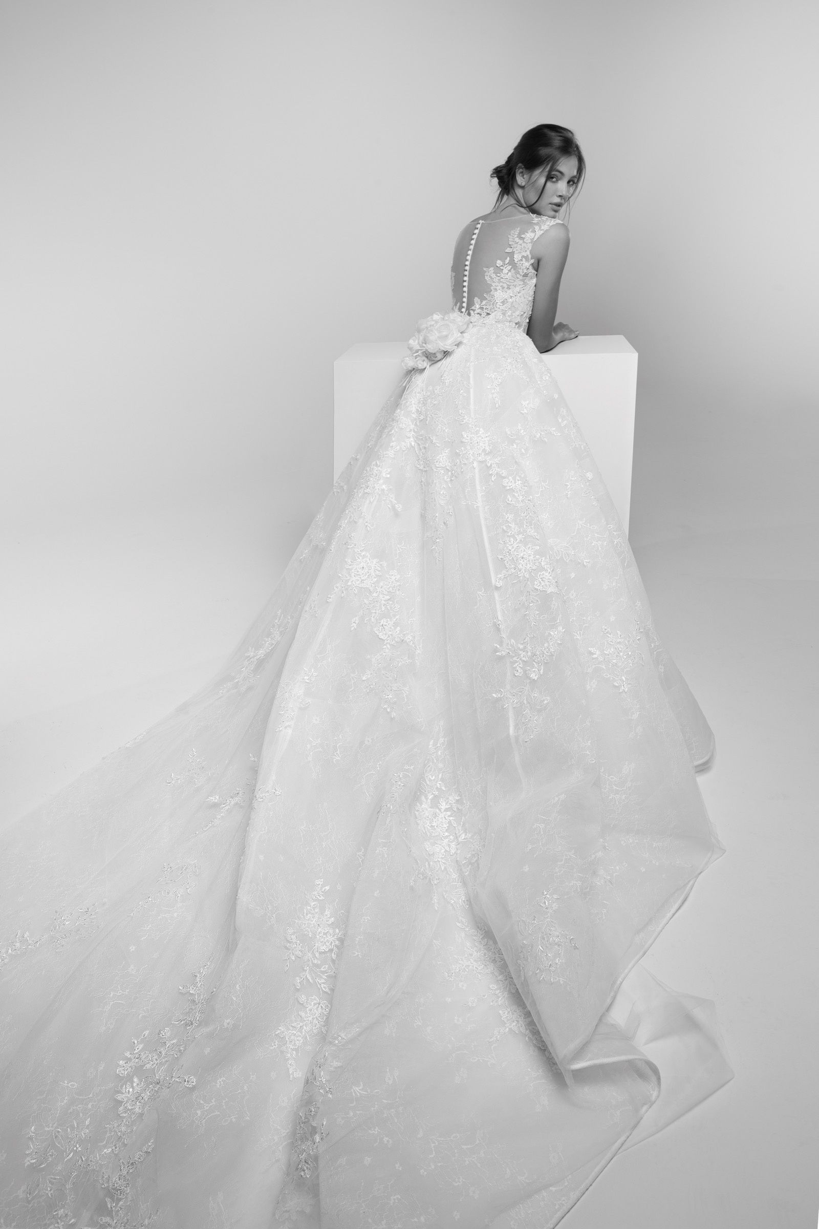 abito da sposa in pizzo con strascino