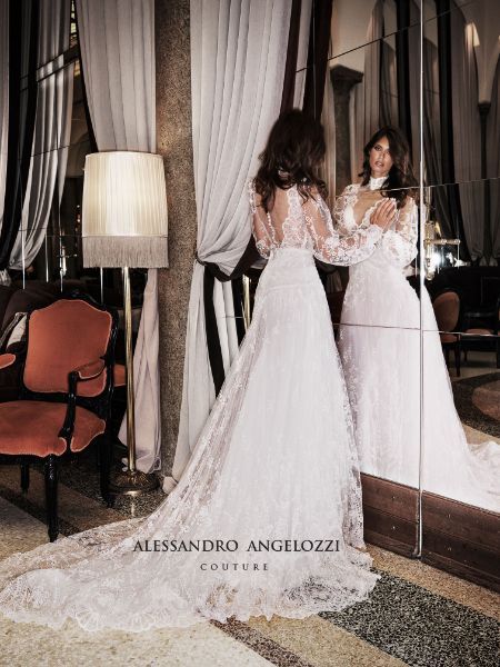 abito da sposa in pizzo con strascico