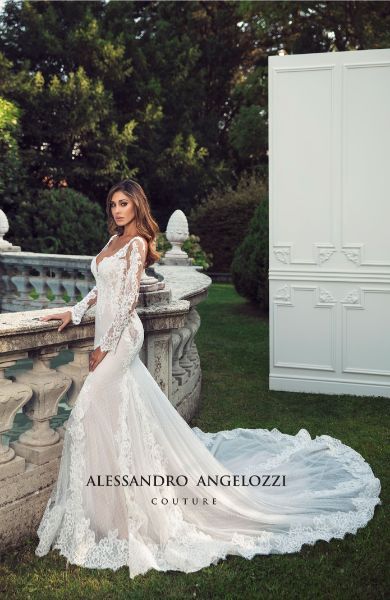 abito da sposa in pizzo con manica lunga