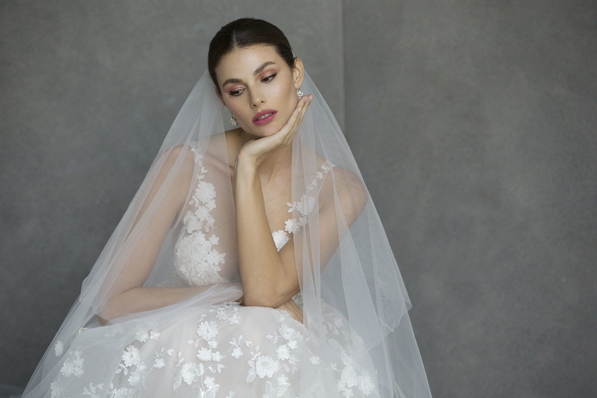 abito da sposa con velo in tulle