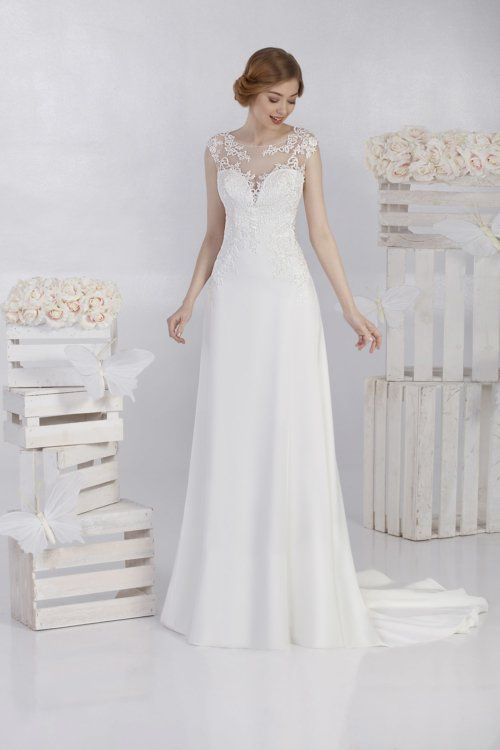 abito da sposa bianco con scollo a cuore e pizzo