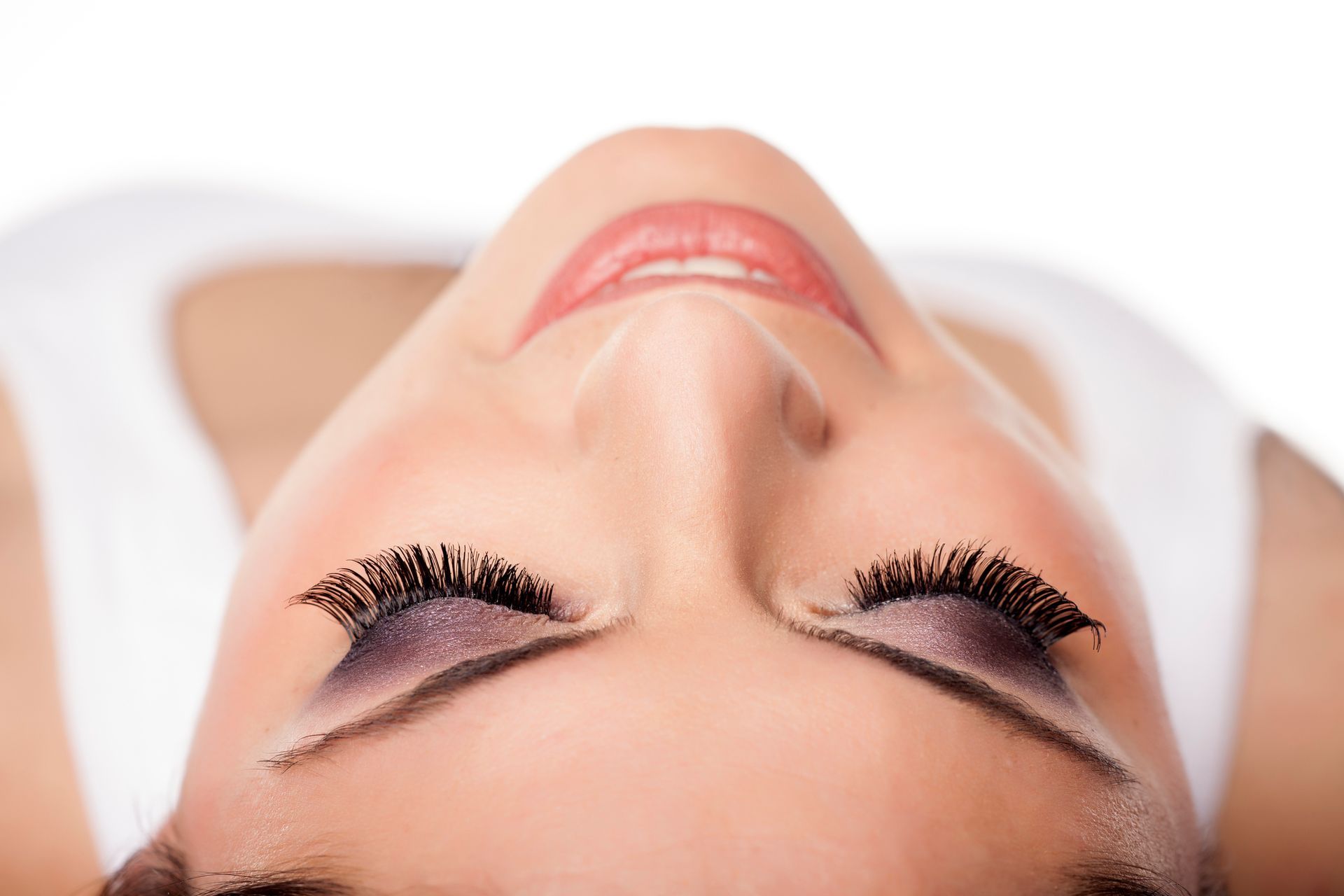 woman receiving the eyelash extension service
