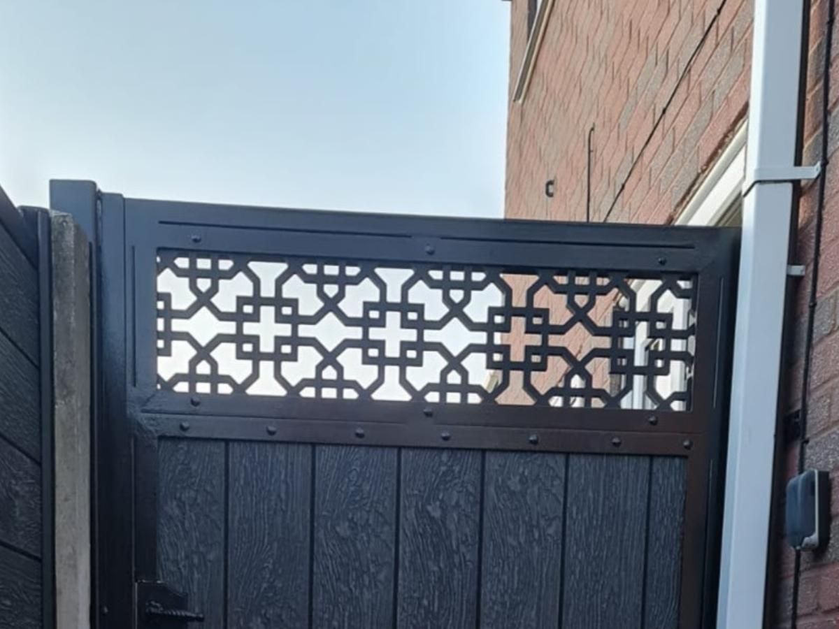 Close up of screen topped composite side gate