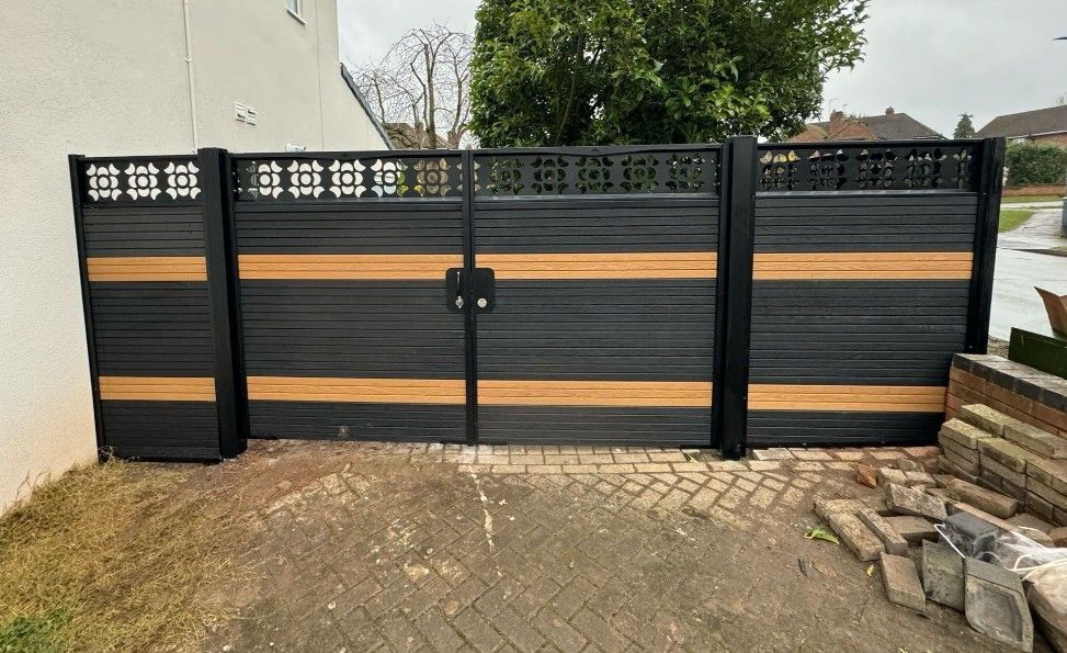 Composite Gates UK Double Composite Driveway gates with anthracite grey and natural timber panels and anthracite screen top
