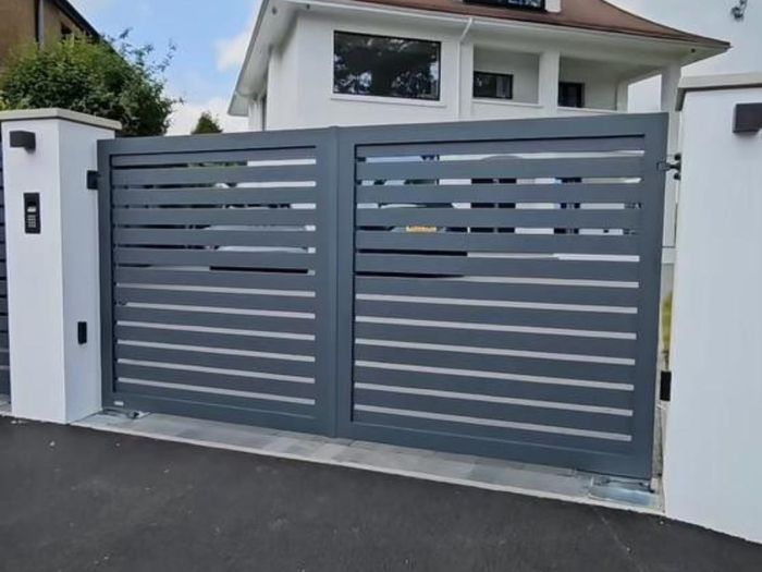 Composite Gates UK thick horizontal barred metal driveway gates