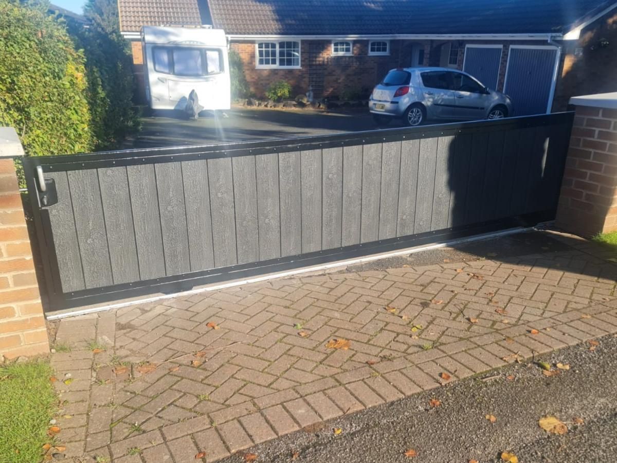 Composite Gates UK single sliding composite driveway gate