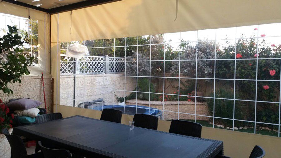 סגירת פרגולה לחורף