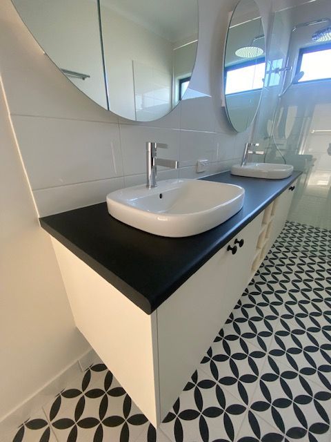Phelan+ensuite+vanity
