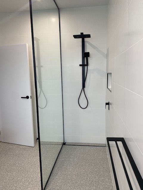 Raymond+main+bath+shower