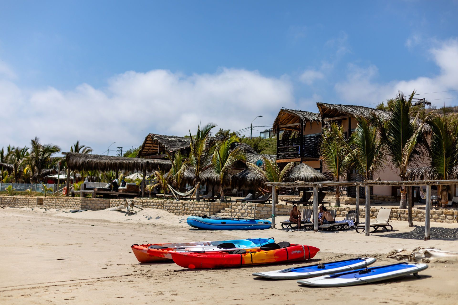 Persona remando en canoa en un lago al atardecer. Tonos anaranjados y dorados se reflejan en el agua.