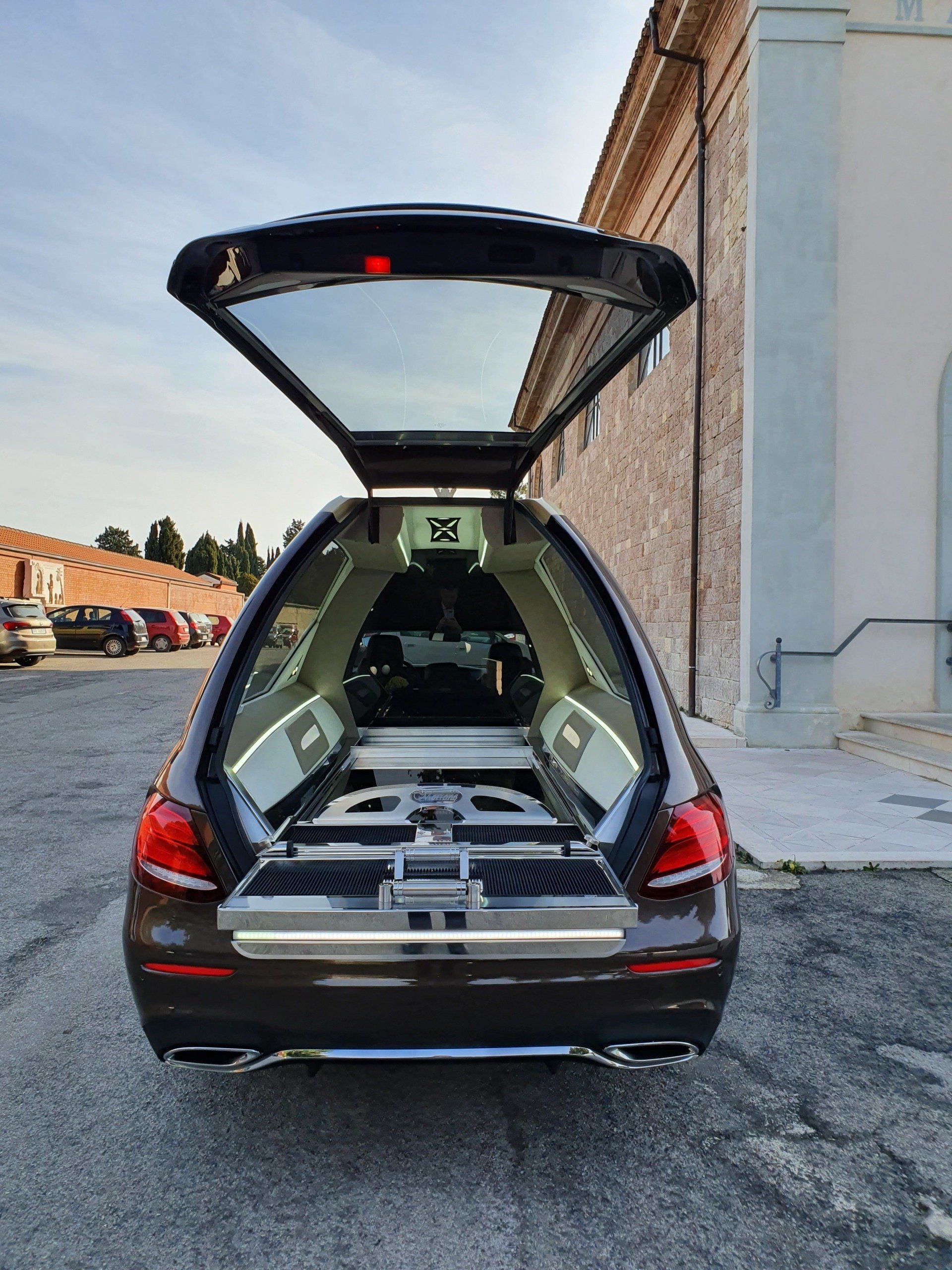 carro funebre moderno