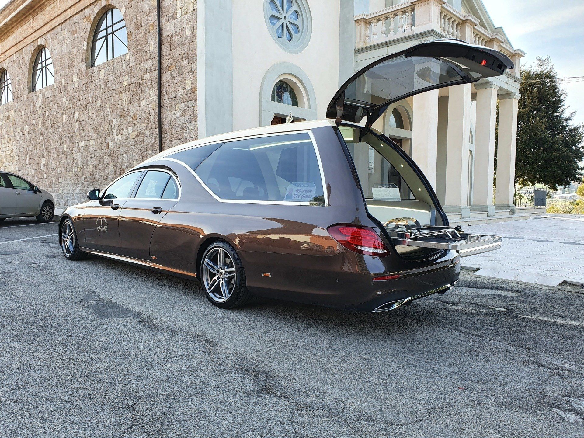 carro funebre marrone