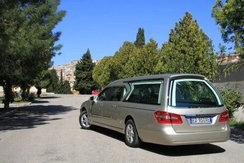 carro funebre in un cimitero