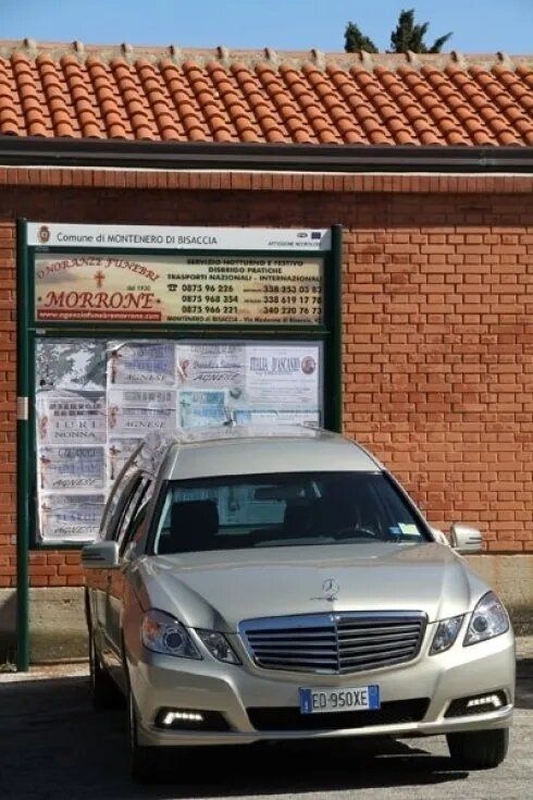 auto di un'agenzia funebre
