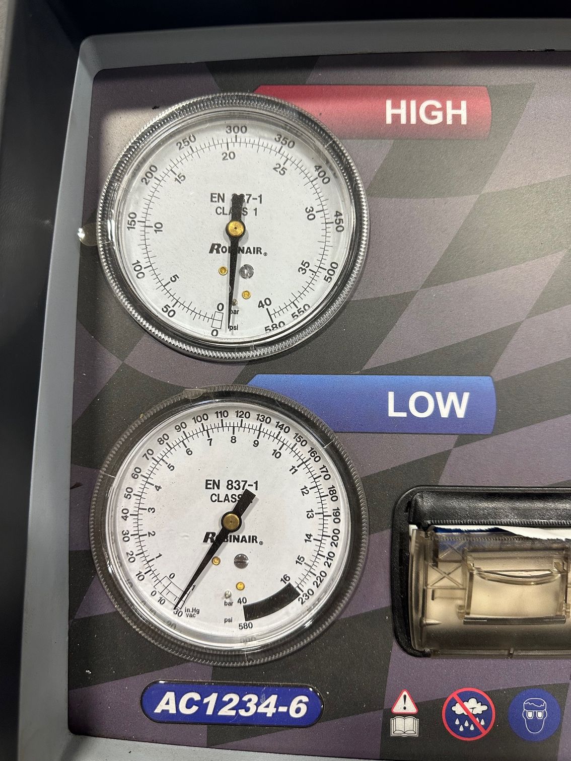 Auto AC Recharge Machine Gauges | Lou's Car Care Center, Inc.