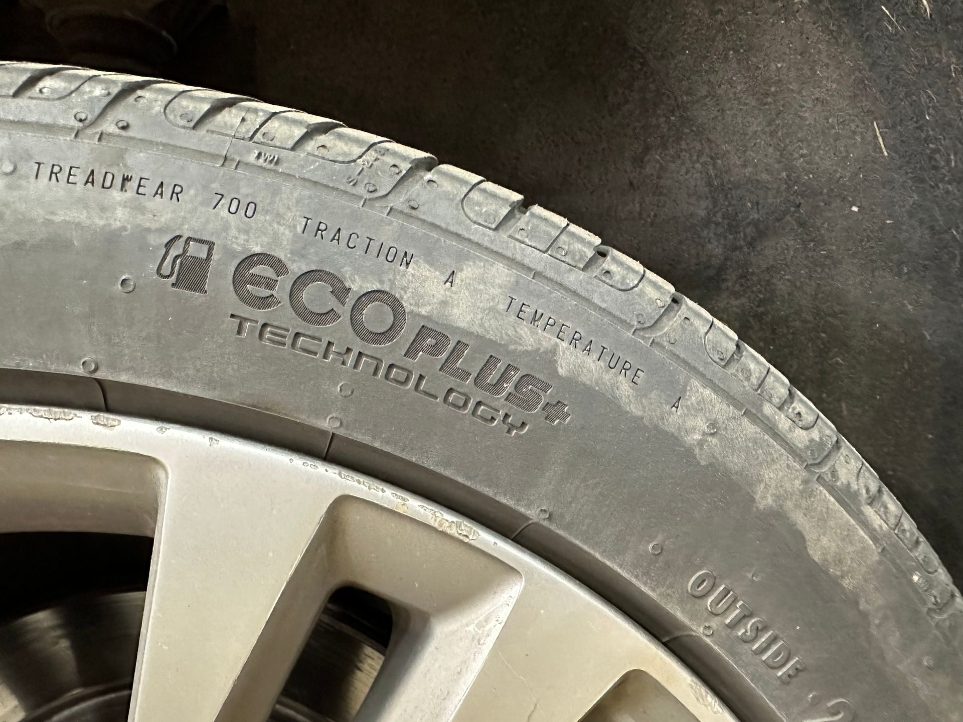 A close up of a tire that says ecoplus technology on it | Lou's Car Care Center Inc.