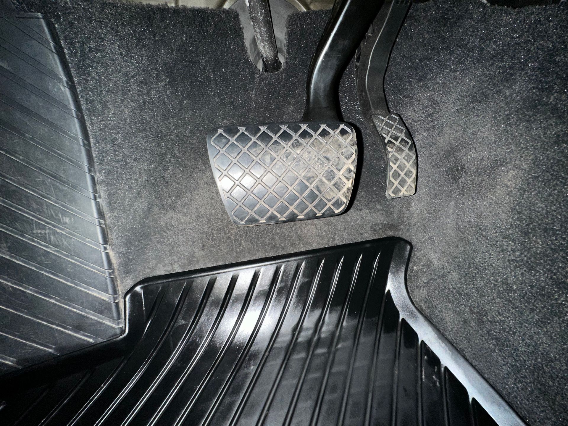 A close up of a brake pedal in a car | Lou's Car Care Center Inc.