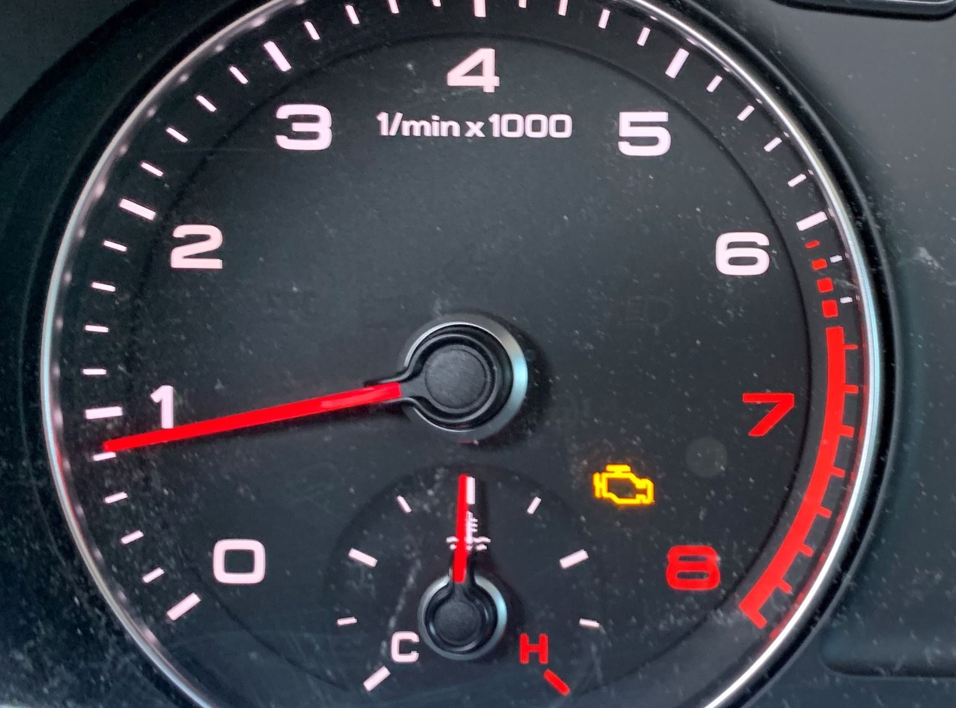 A close up of a speedometer that says 1 / min x 1000  | Lou's Car Care Center, Inc.