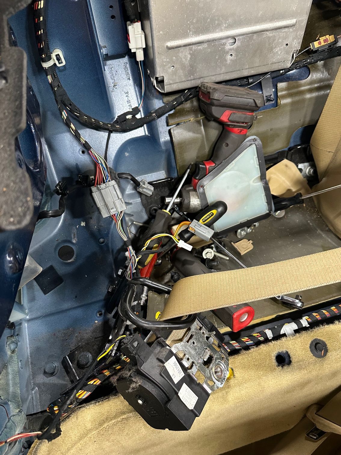 Electrical wires in a car | Lou's Car Care Center, Inc.