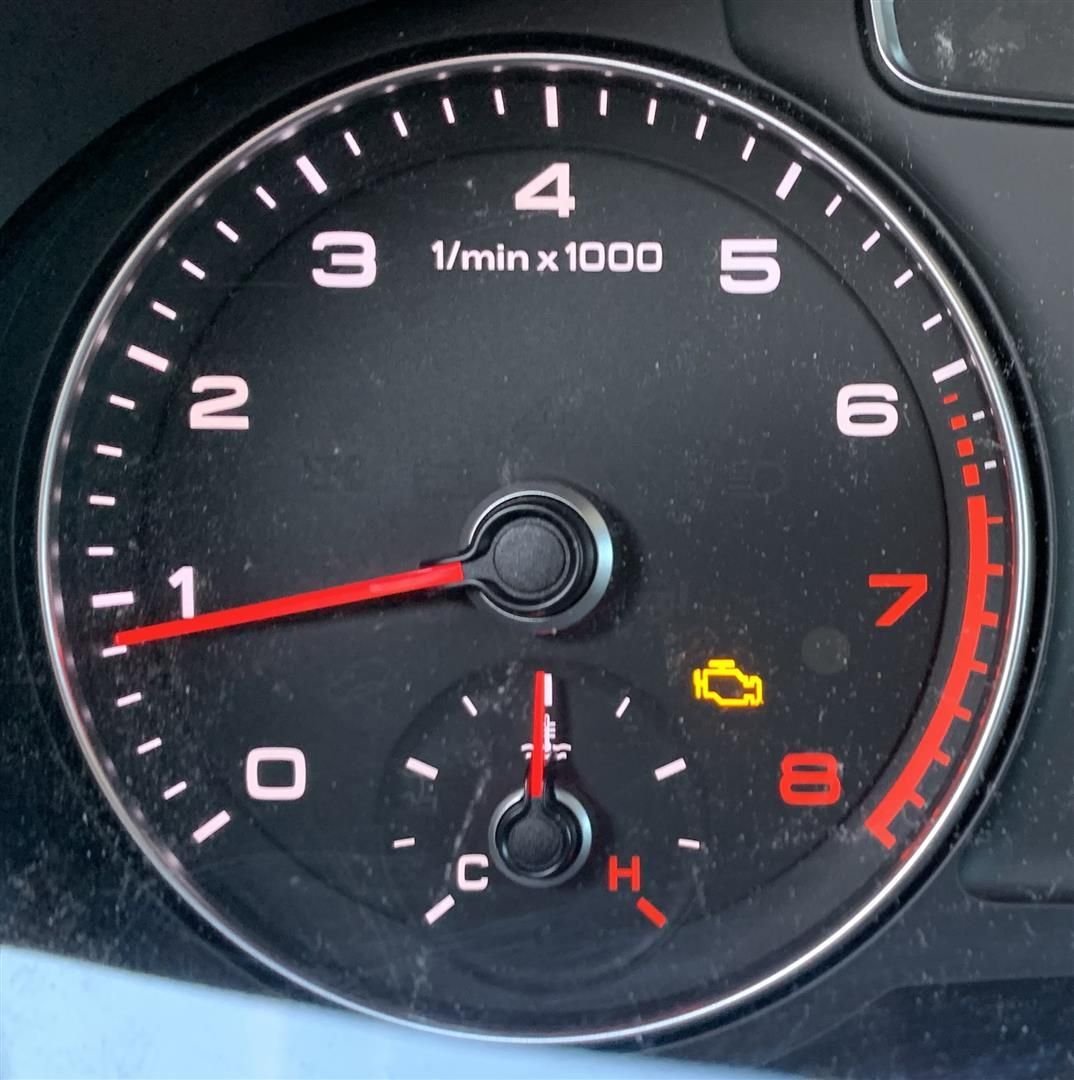 A close up of a speedometer that says 1 / min x 1000 | Lou's Car Care Center