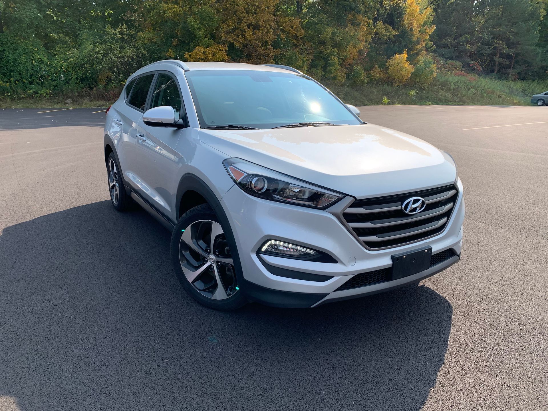 A silver hyundai tucson is parked on the side of the road. | Lou's Car Care Center, Inc.