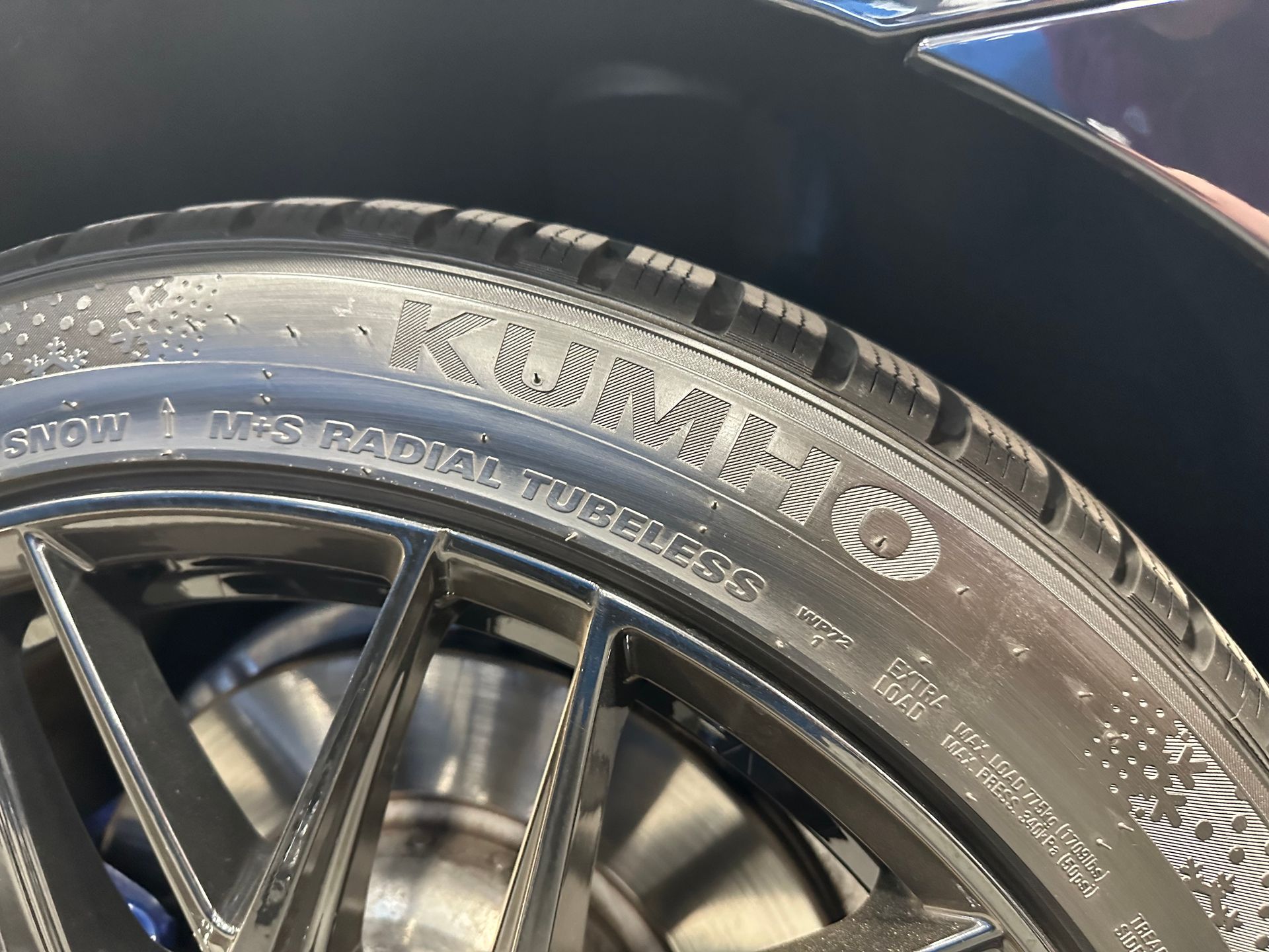 A close up of a kumho tire on a car | Lou's Car Care Center Inc.