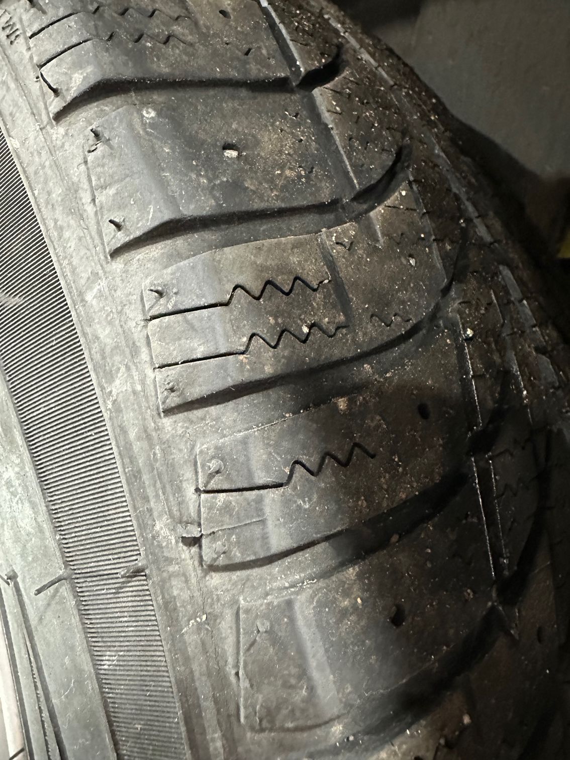 Vehicle tire with properly worn tire tread | Lou's Car Care Center, Inc.