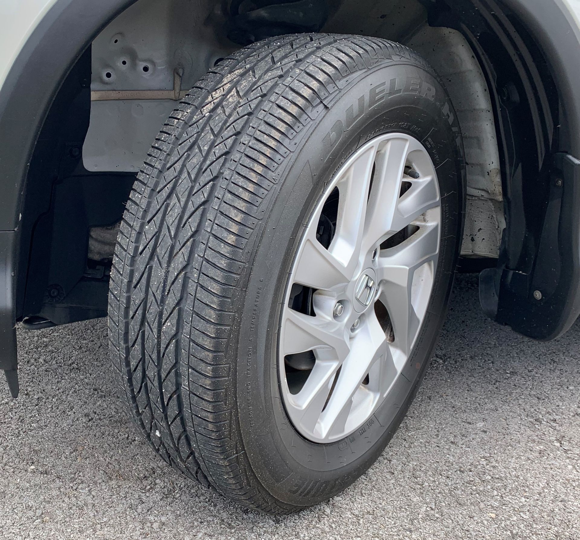 Vehicle Tire | Lou's Car Care Center, Inc.