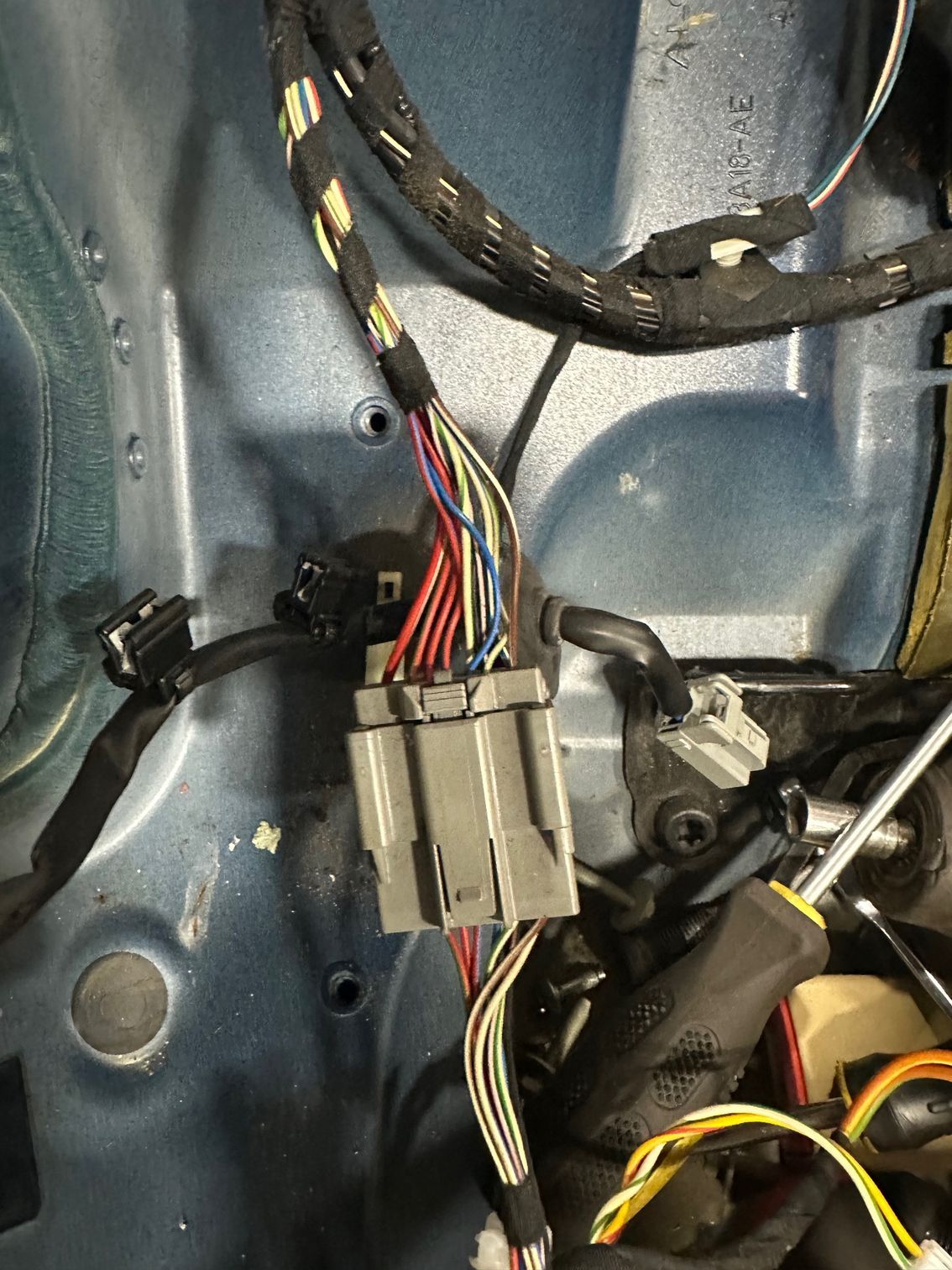 Electrical wires and connector in a vehicle | Lou's Car Care Center, Inc.