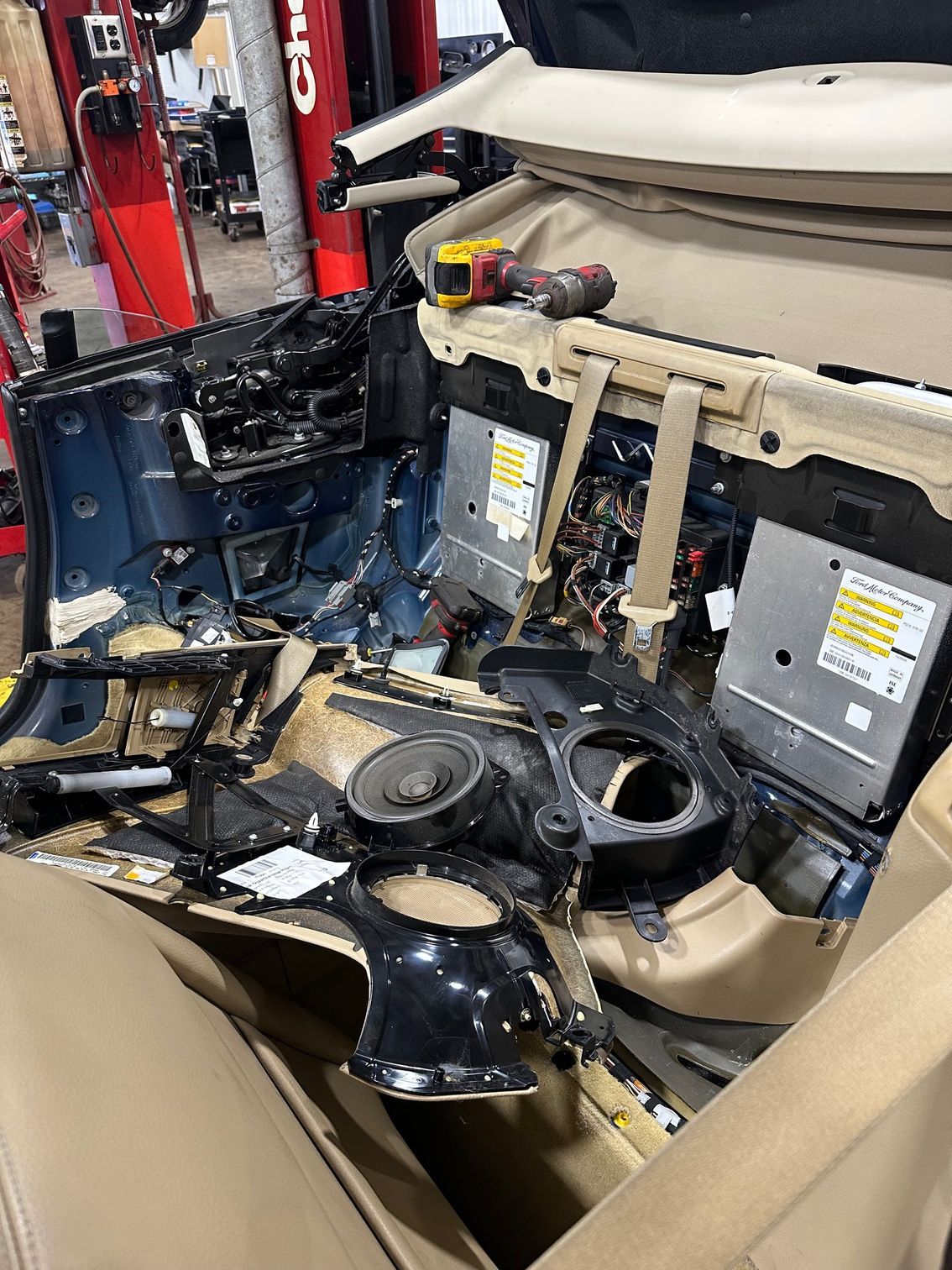 Electrical wires in a convertible vehicle | Lou's Car Care Center, Inc.