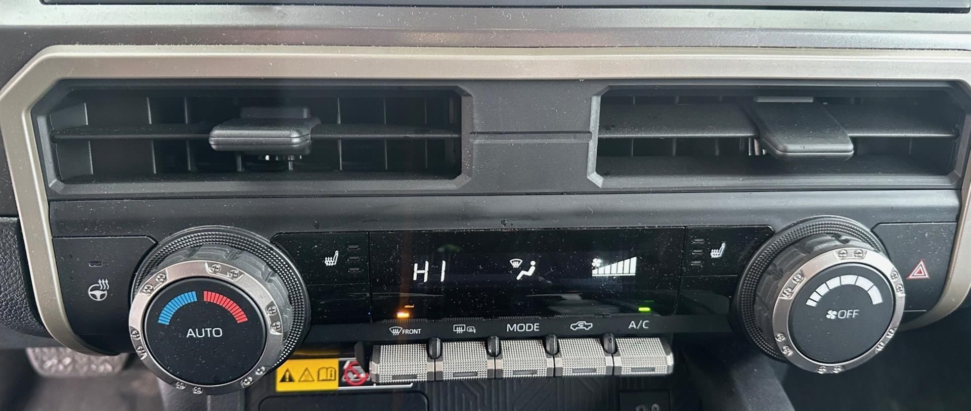 A close up of a car 's air conditioning system. | Lou's Car Care Center, Inc.