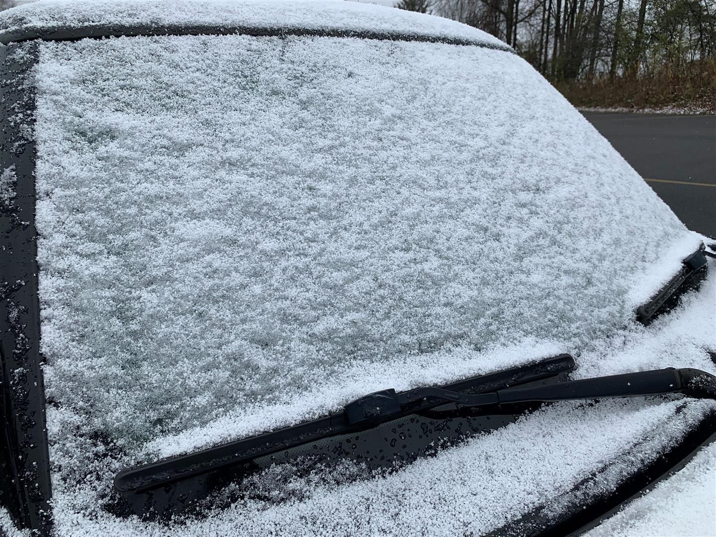 The windshield of a car is covered in snow. | Lou's Car Care Center Inc.