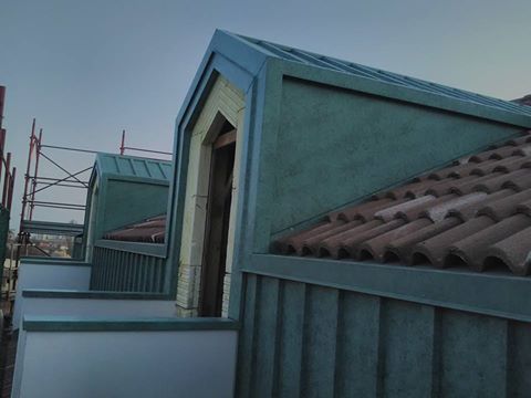 vista di un tetto rivestito in metallo e in mattoni