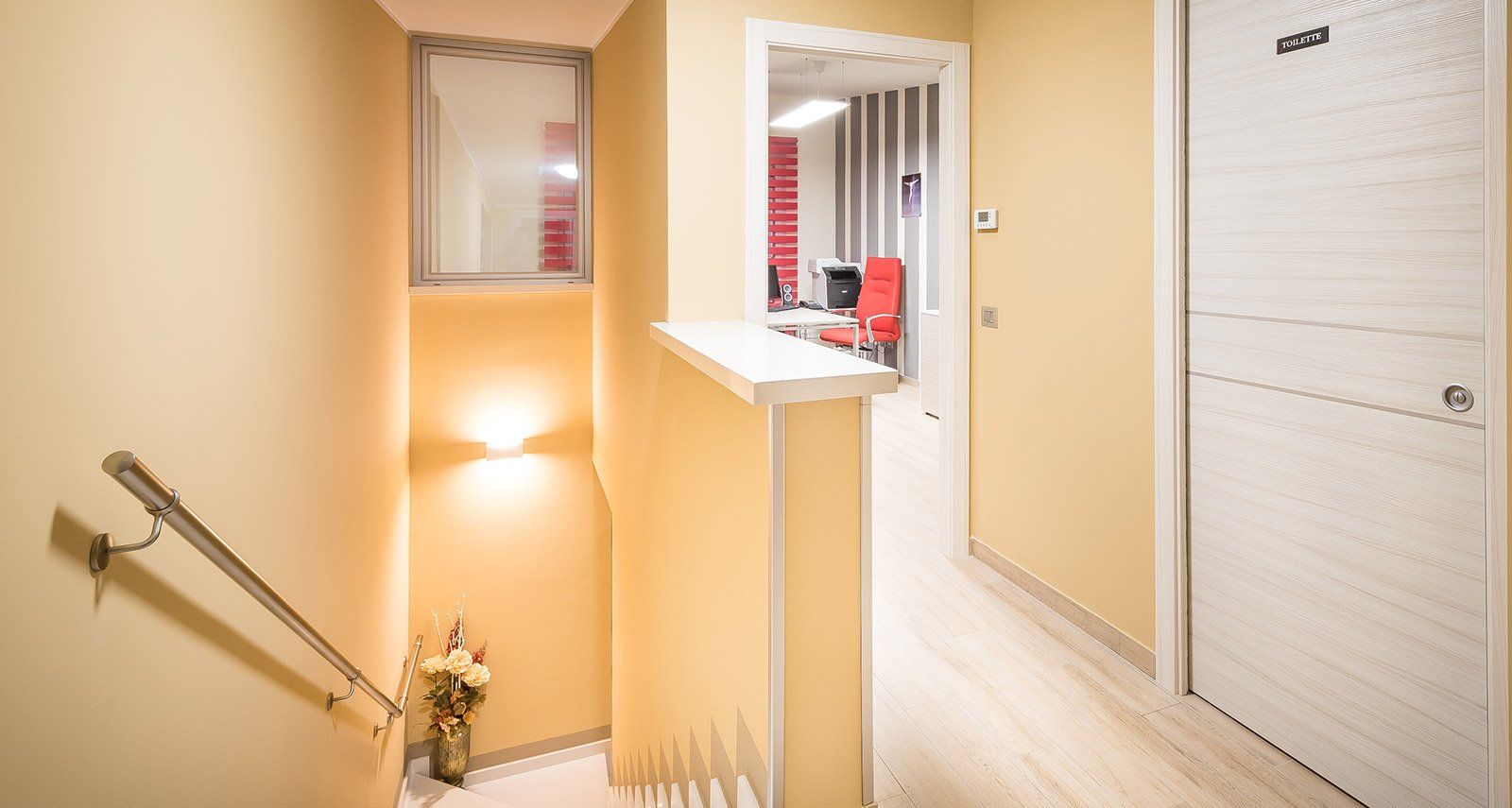 Corridoio con una scala